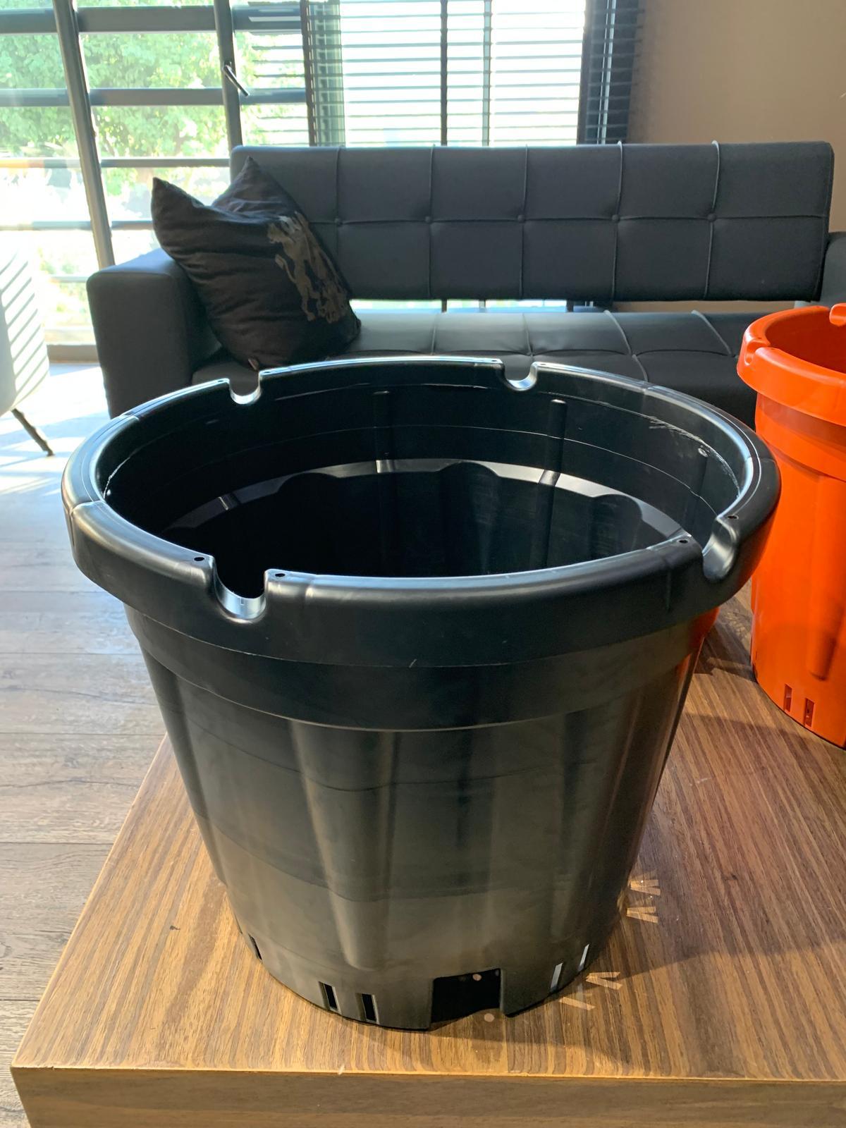 Black SERSİS 35 smart plant pot front view