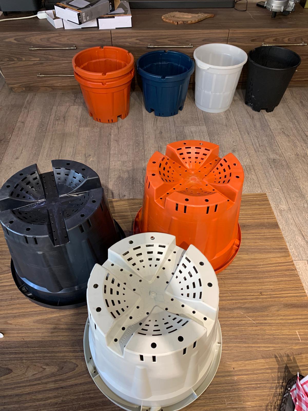 SERSİS 35 smart plant pot bottom and front views in multiple colors