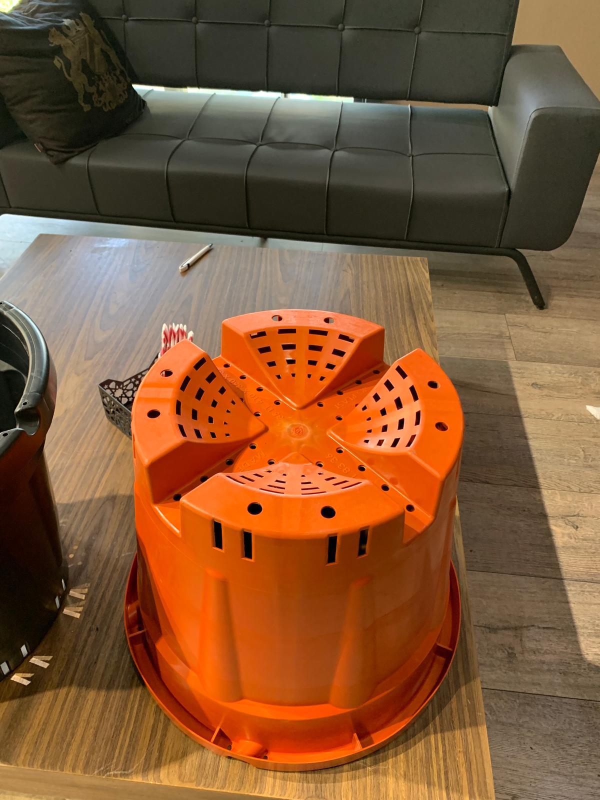 Orange SERSİS 35 smart plant pot bottom view