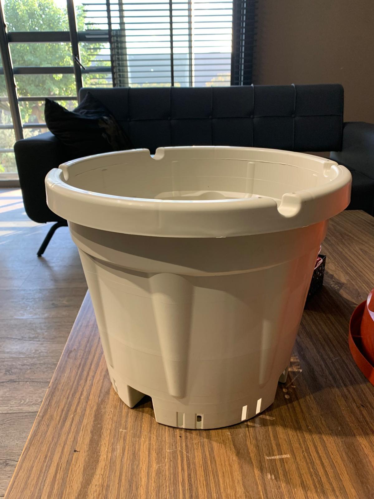 White SERSİS 35 smart plant pot front view